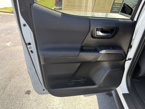 Used 2018 Toyota Tacoma TRD Off-Road AWD/4WD image 25