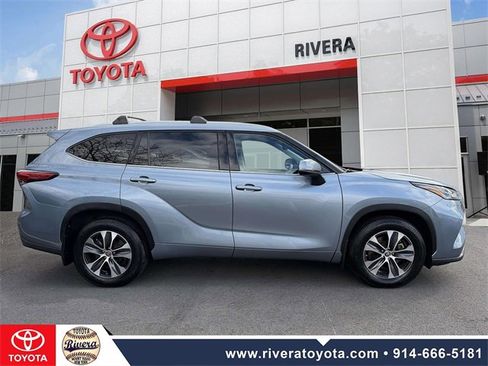 Used 2022 Toyota Highlander XLE image 4