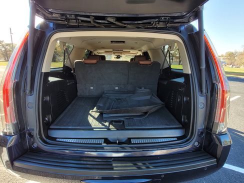 Used 2019 Cadillac Escalade ESV Luxury image 19