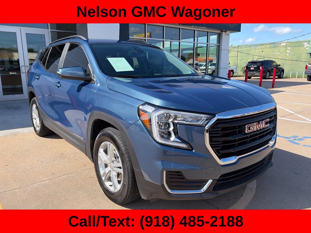 Used 2024 GMC Terrain SLE w/ Driver Convenience Package FWD image 2