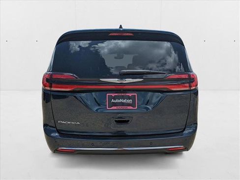 New 2025 Chrysler Pacifica Select image 6