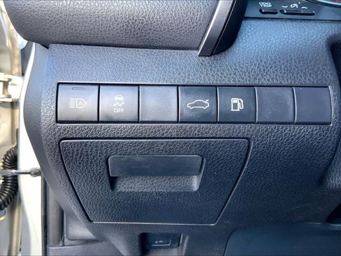Used 2018 Toyota Camry XSE FWD image 33