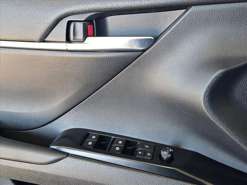 Used 2018 Toyota Camry SE image 6