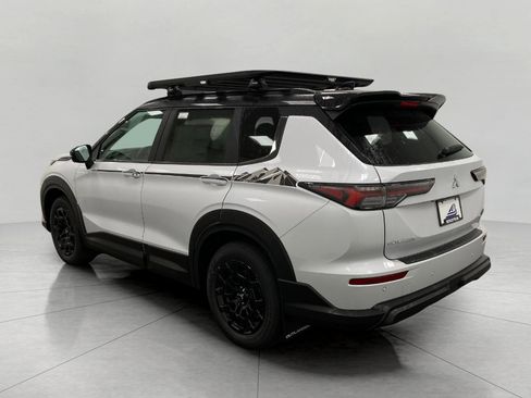 New 2025 Mitsubishi Outlander SE image 7