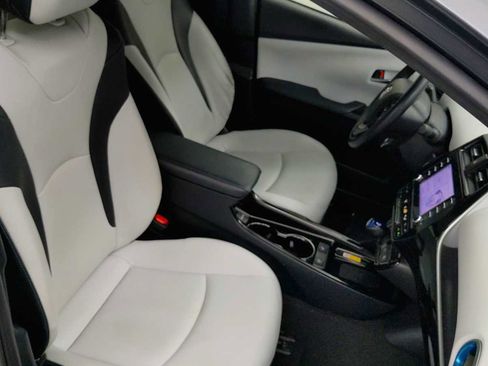 Used 2020 Toyota Prius XLE image 23