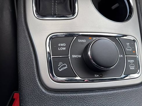 Used 2019 Jeep Grand Cherokee Overland AWD/4WD image 39