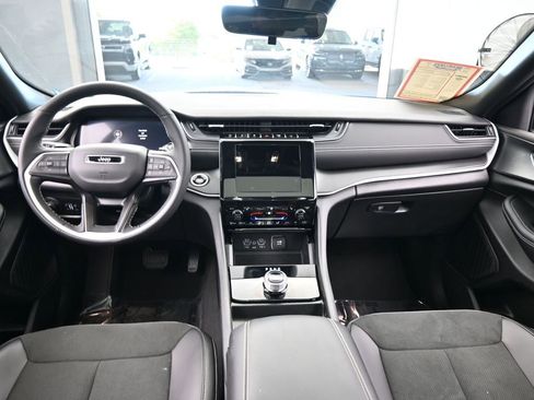 Used 2025 Jeep Grand Cherokee Altitude image 37