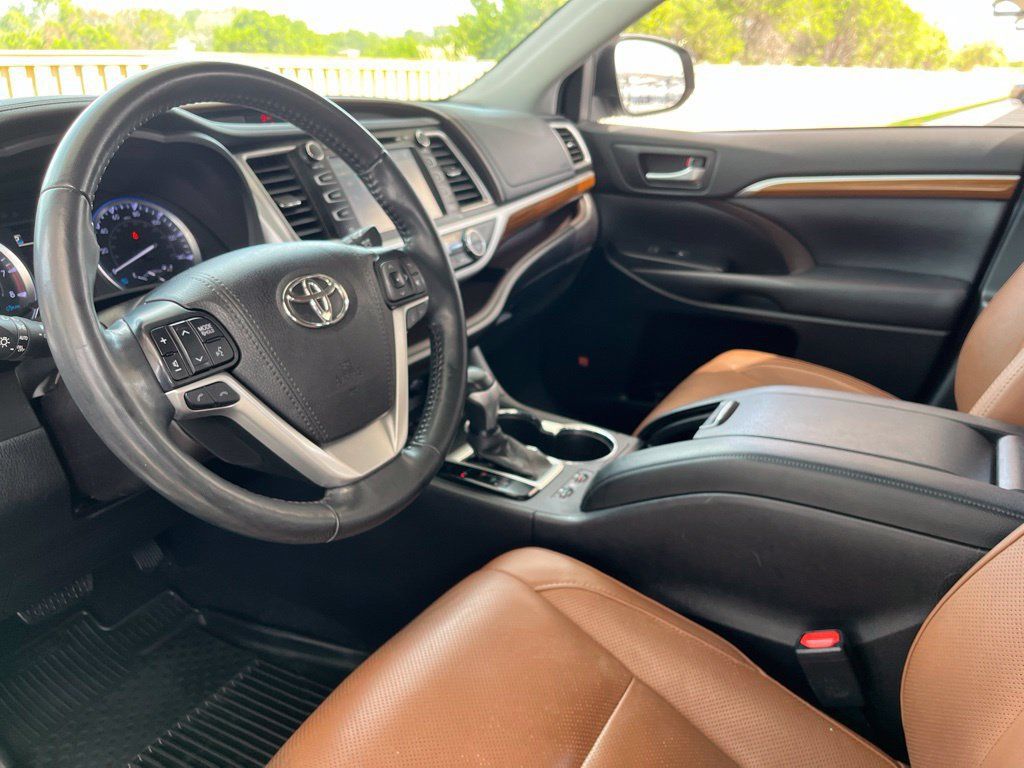Used 2019 Toyota Highlander Limited Platinum AWD/4WD image 22