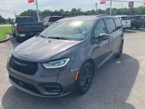 Used 2021 Chrysler Pacifica Touring w/ S Appearance Package FWD image 3