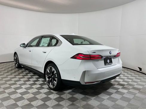 Used 2025 BMW 530i xDrive w/ Premium Package image 5