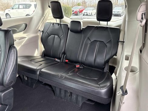 Used 2023 Chrysler Pacifica Touring-L image 28