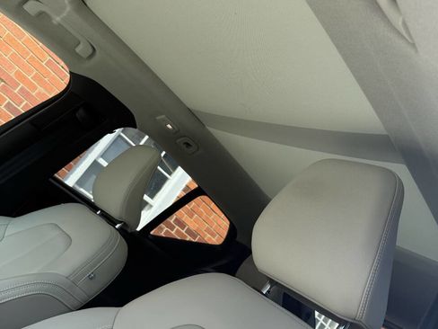 Used 2024 Volvo XC40 B5 Plus image 8