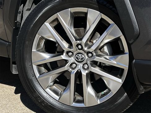 Used 2021 Toyota RAV4 XLE Premium image 30