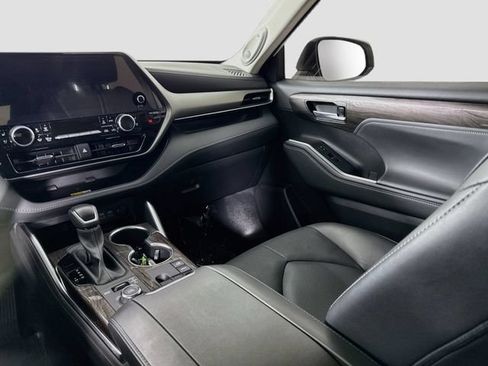 Certified 2024 Toyota Highlander Limited AWD/4WD image 26