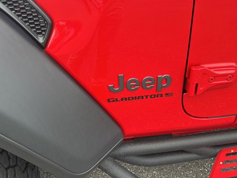 Used 2024 Jeep Gladiator Rubicon w/ Convenience Group AWD/4WD image 15