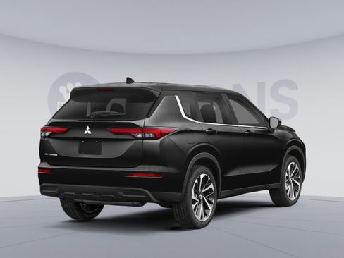 Used 2024 Mitsubishi Outlander ES image 2