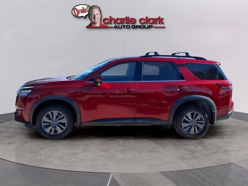 Used 2023 Nissan Pathfinder SV image 2