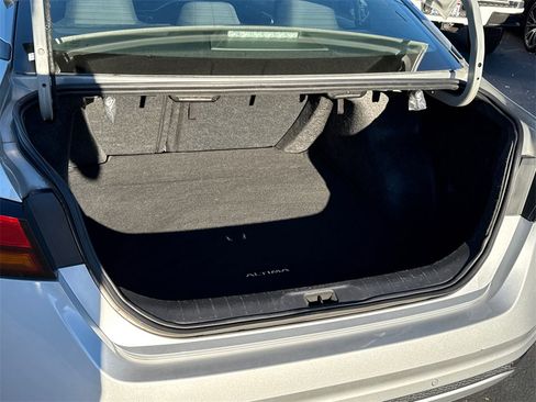 Used 2023 Nissan Altima 2.5 SV image 9