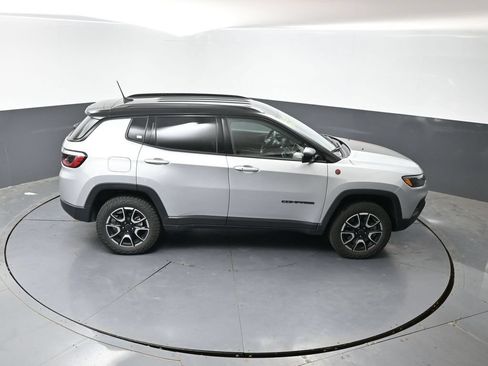 Used 2025 Jeep Compass Trailhawk AWD/4WD image 14