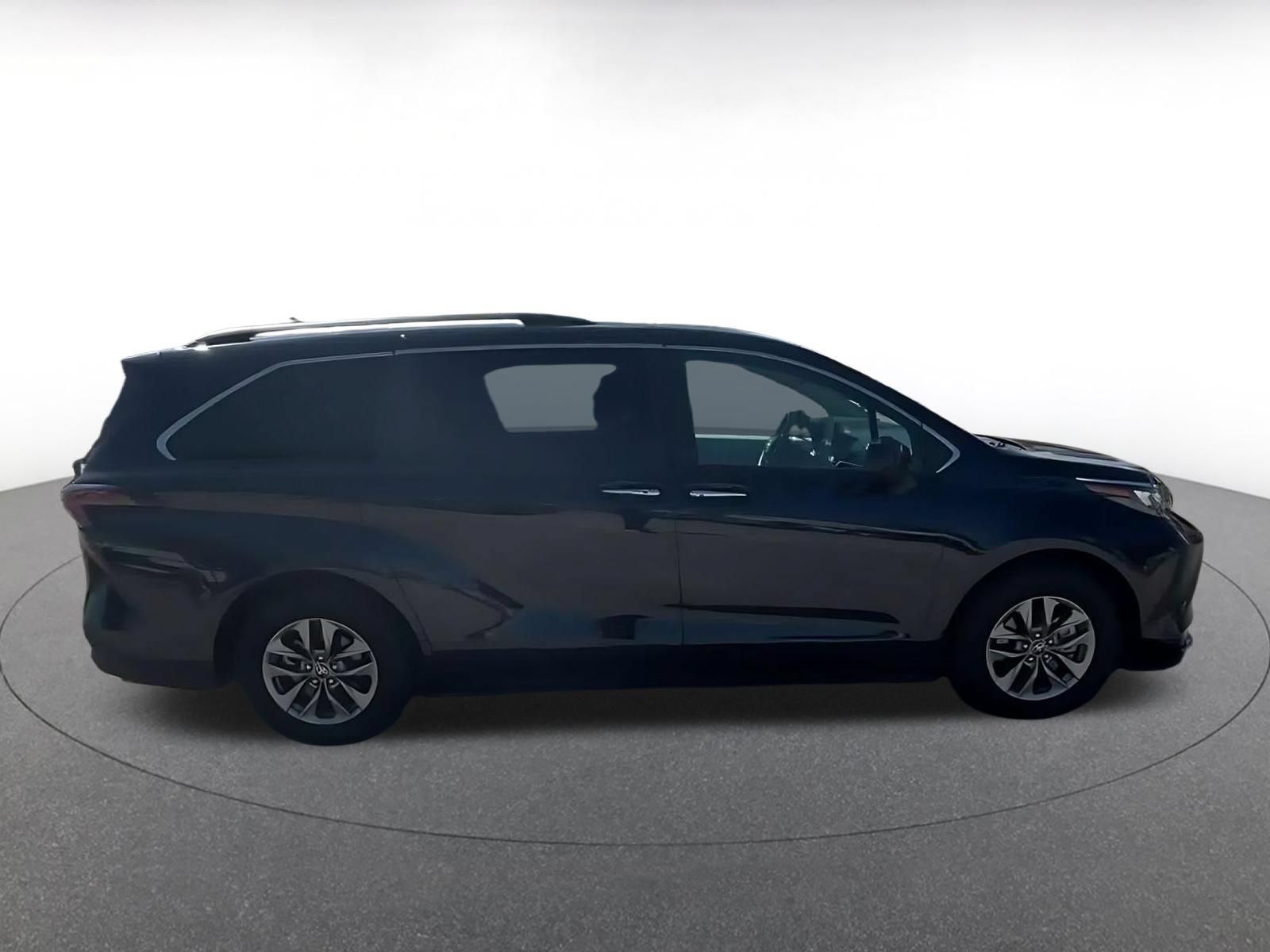 Used 2025 Toyota Sienna XLE FWD image 15