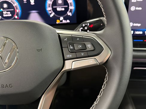 Used 2025 Volkswagen Tiguan SE image 14