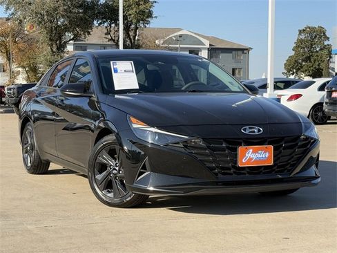 Used 2023 Hyundai Elantra SEL image 2