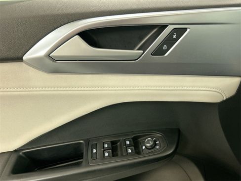 Certified 2025 Volkswagen Taos SE image 16