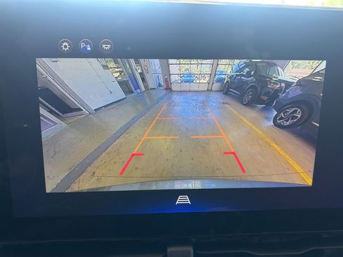 Used 2025 Chevrolet Equinox LT FWD image 23