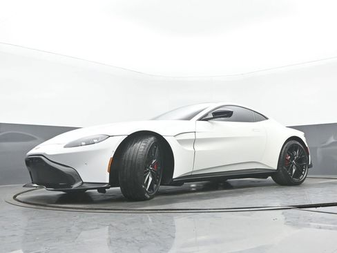 Used 2021 Aston Martin V8 Vantage Coupe image 24