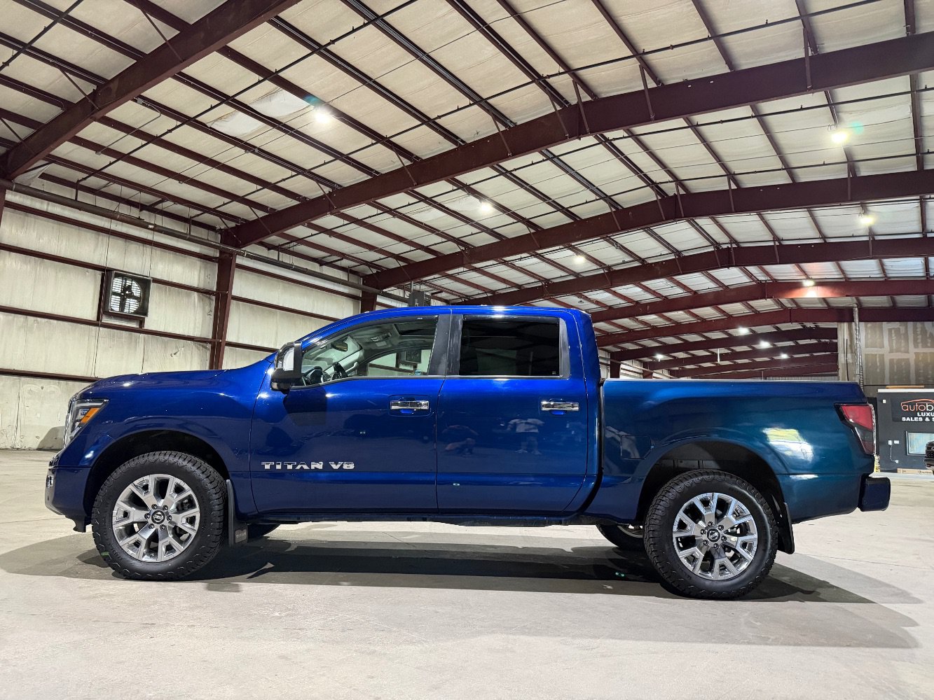 Used 2020 Nissan Titan SL w/ Moonroof Package AWD/4WD image 8
