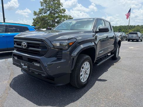 Used 2025 Toyota Tacoma SR5 AWD/4WD image 2