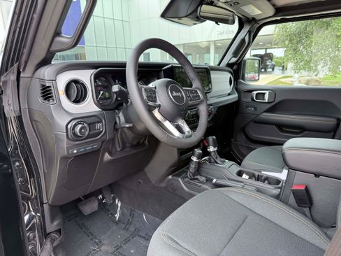 Used 2025 Jeep Wrangler Unlimited Sahara AWD/4WD image 11