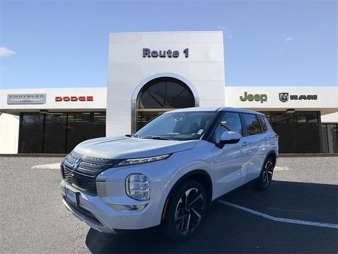 Used 2024 Mitsubishi Outlander SE image 2