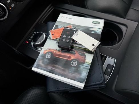 Used 2018 Land Rover Discovery SE image 4