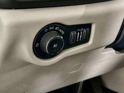 Used 2024 Chrysler Pacifica Touring-L FWD image 17