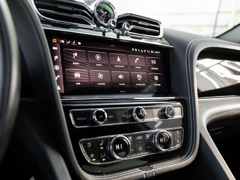 Used 2021 Bentley Bentayga image 23