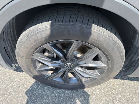 Used 2023 Volkswagen Tiguan SE w/ Panoramic Sunroof Package FWD image 11