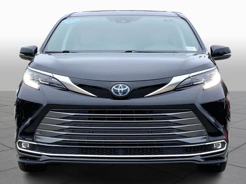 Used 2021 Toyota Sienna Limited image 4