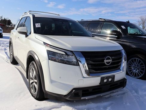 Used 2023 Nissan Pathfinder SL image 2