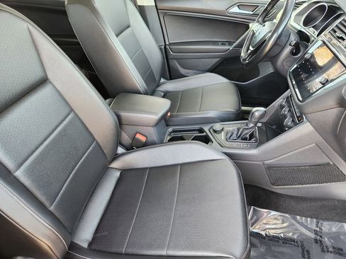 Used 2018 Volkswagen Tiguan SE w/ Panoramic Sunroof Package image 4
