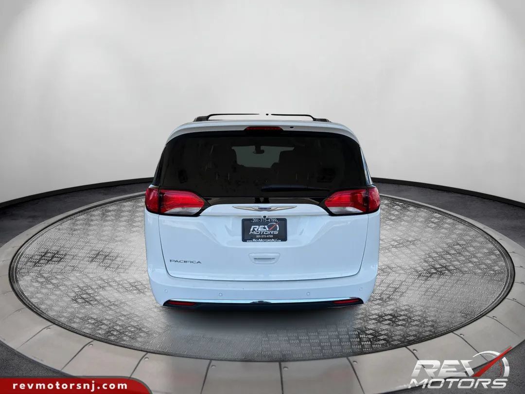 Used 2020 Chrysler Pacifica Touring-L FWD image 4
