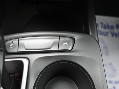 Certified 2025 Chevrolet Trax RS w/ Sunroof Package FWD image 21