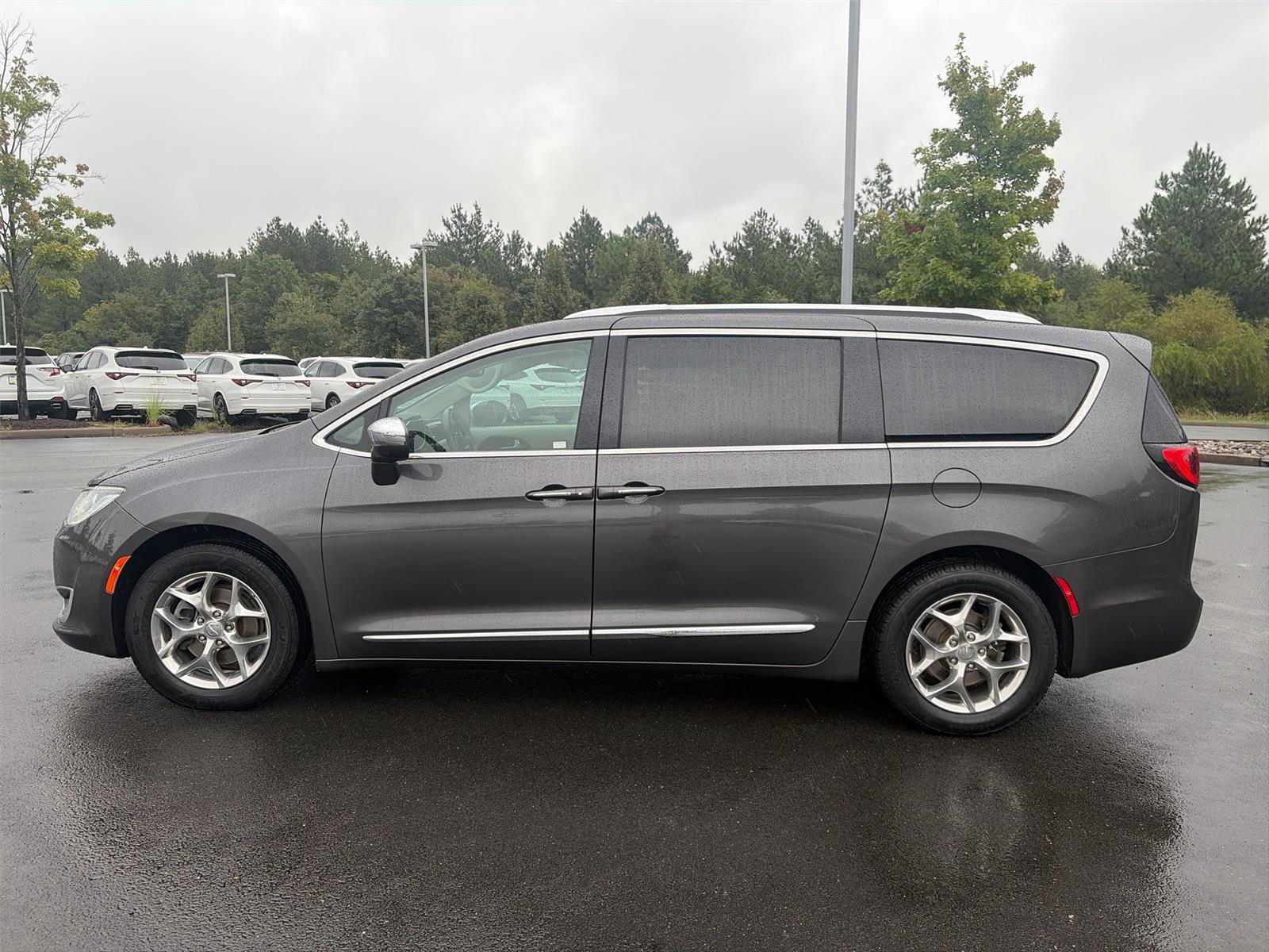 Used 2017 Chrysler Pacifica Limited FWD image 4