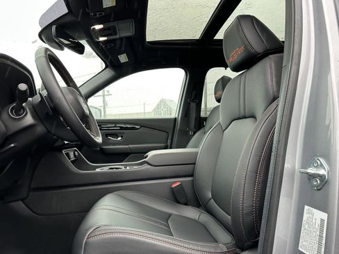 Used 2025 Honda Pilot TrailSport image 11