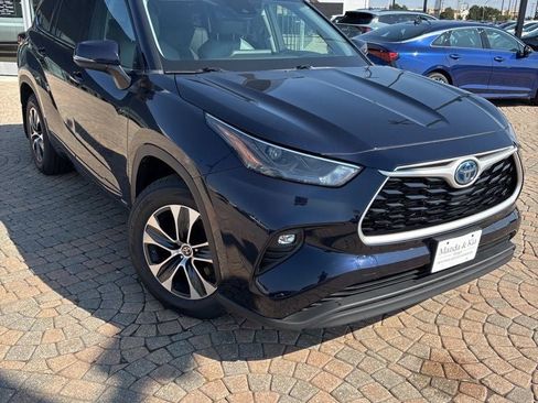 Used 2022 Toyota Highlander XLE image 3