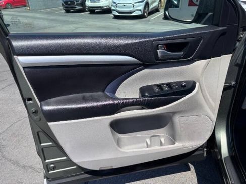 Used 2016 Toyota Highlander XLE AWD/4WD image 11