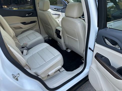 Used 2022 GMC Acadia Denali w/ Denali Technology Package image 27