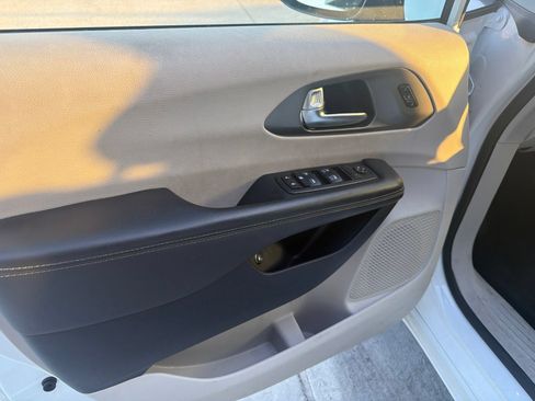 Used 2024 Chrysler Pacifica Limited FWD image 15