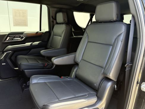 Used 2025 GMC Yukon XL Denali AWD/4WD image 13