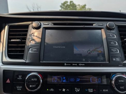 Used 2018 Toyota Highlander XLE AWD/4WD image 25
